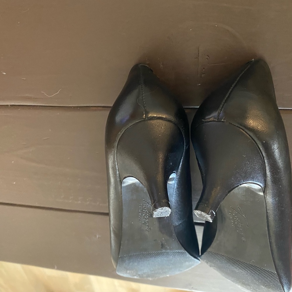 TROTTERS Ladies Kiera black pumps Sz 7M. 1” heels. 100% Leather. - Picture 6 of 8